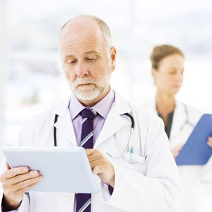 Médico con tablet