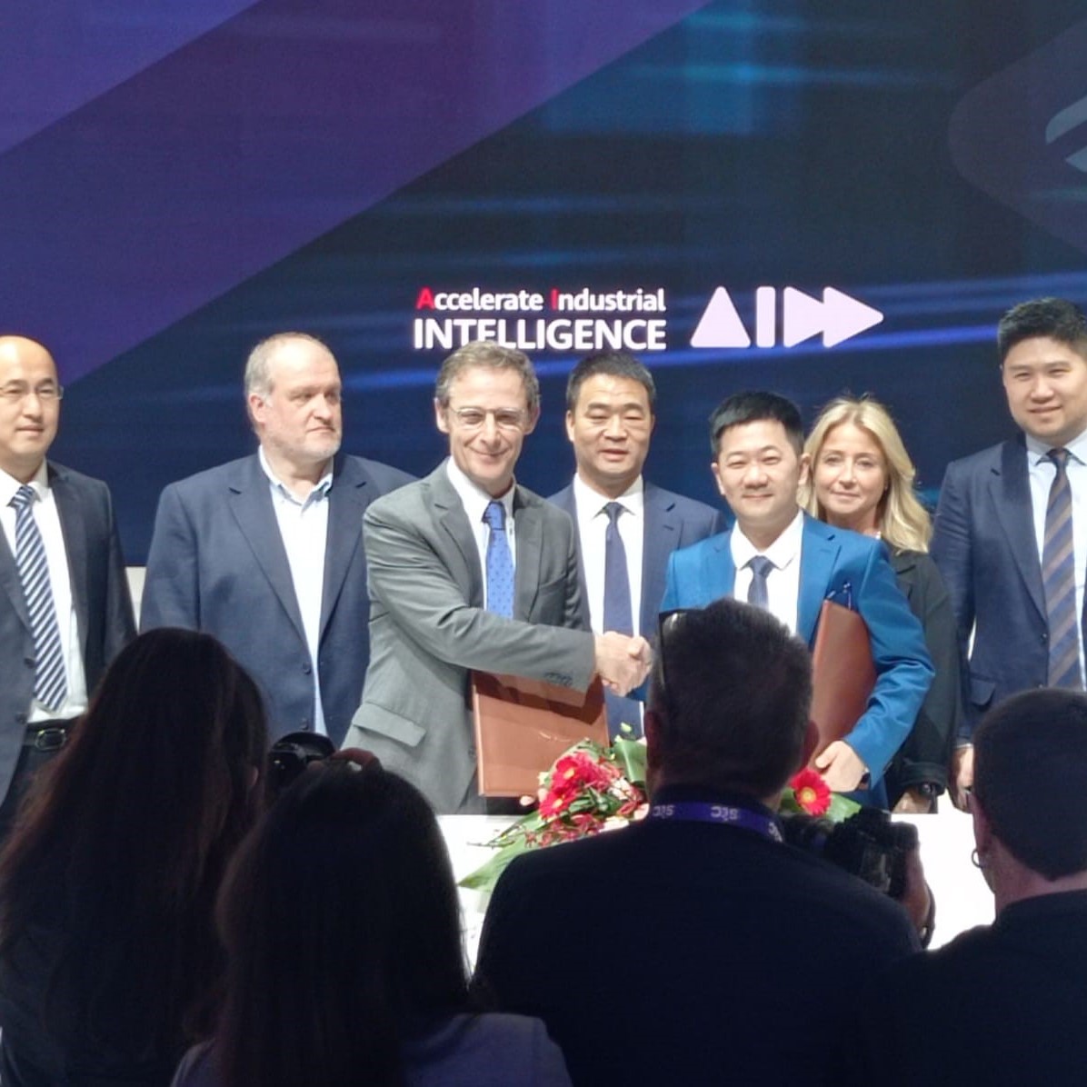 Robbie Wang, Managing Director of Huawei Cloud Spain, y Luis Recolons, nuestro Director General, en la difusión del acuerdo de colaboración entre ambas compañías
